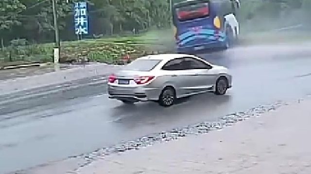 雨天路滑，大车失控漂移 再一次证明了安全带的重要性