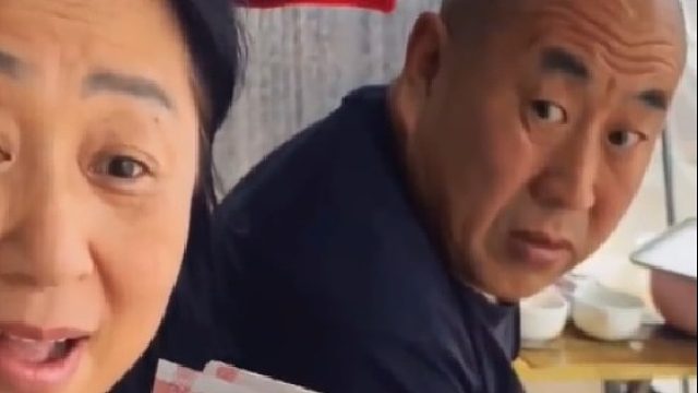 母亲节女儿跟妈妈碰拳送礼物，结果父亲的反应太搞笑了