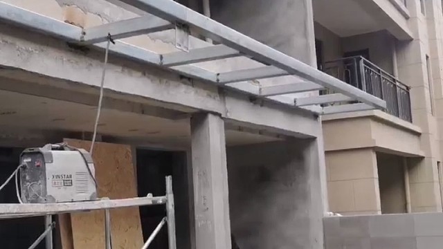 钢结构雨篷焊接中，后续打磨喷漆，敬请期待