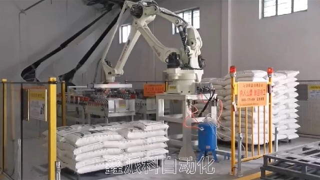 机器人效率高没脾气，保养维护成本比人工低，总体性价比划算。#码垛机#码垛机器人