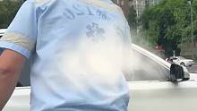 救护车被挡道，120司机急得下车劝让