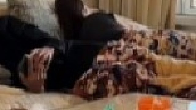 夫妻俩躺在床上玩手机，看到妻子拉窗帘，丈夫立马就跑