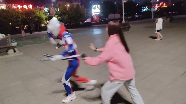 迪迦广场游玩意外被美女制裁～