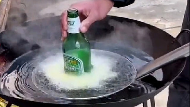 农村喜宴上大厨露了一手，效果还是不错滴，只是…