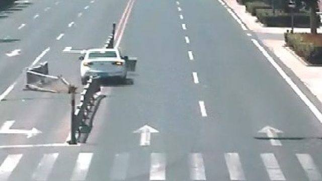 当你开车分心时，危险就来了