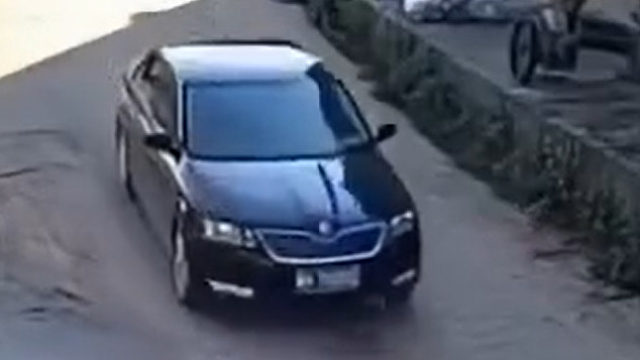 汽车在路上压死一只鸡，结果……