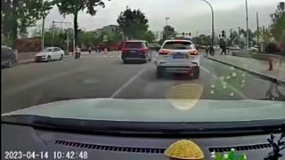 交通事故警示录：一位等红绿灯溜车，下车的那瞬间，最后才是亮点