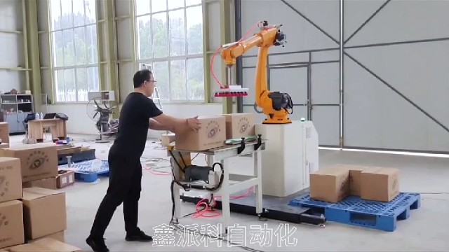 可移动码垛工作站，最大码垛高度2.5米，满足不同车间生产线后端的码垛工作。#码垛#码垛机器人