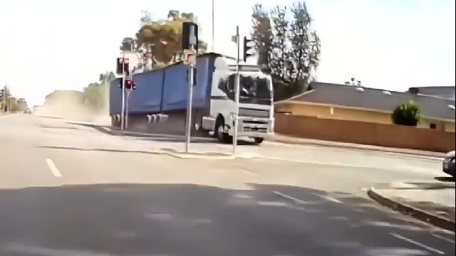 卡车失控在繁忙路口疯狂碾压！