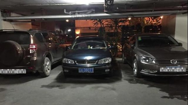男子车位被占，打电话让对方挪车，居然还理直气壮！