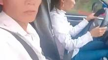 已经拿证一年多的老婆开车载着老公，网友_你老婆是不