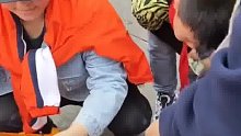 大妈学校门口卖蝌蚪一元三只网友：蝌蚪找不到妈妈了！