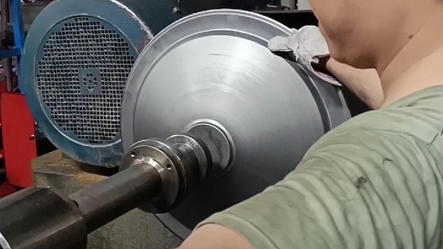 数控旋压机用一块圆片做出的锅盖