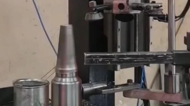 不需要人工操作的自动化数控旋压机