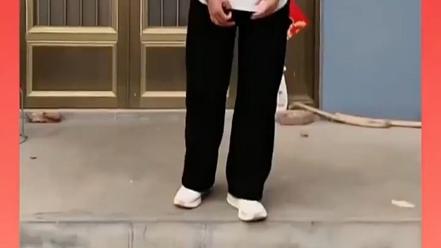 共济失调是小脑萎缩的临床表现之一，患者多出现走路不稳，单腿站立困难，走路不稳，手抖，说话含糊不清，进