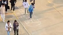 当大学校园路上出现跳格子