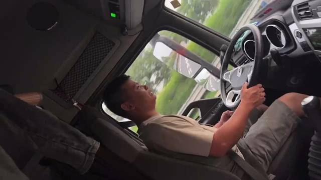 4条车道的高速就是舒服