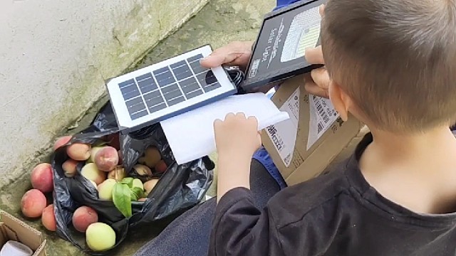 安装太阳能小灯