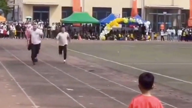 这闺女可以炫耀了，我爸可厉害了