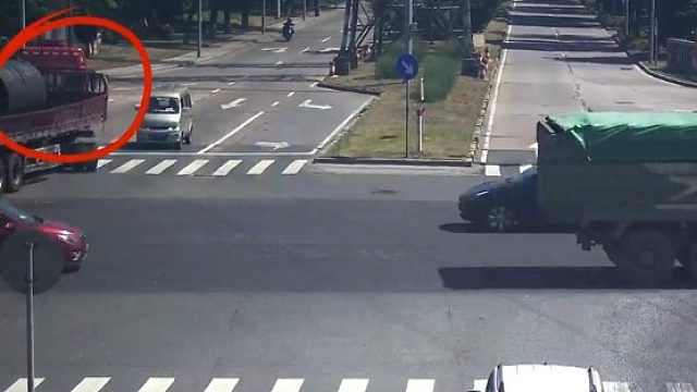 大货车当交警面逆行，交警：“这个必须安排”