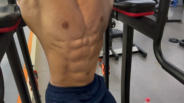 肌肉猛男腹肌训练动作，打造结实好看的八块腹肌