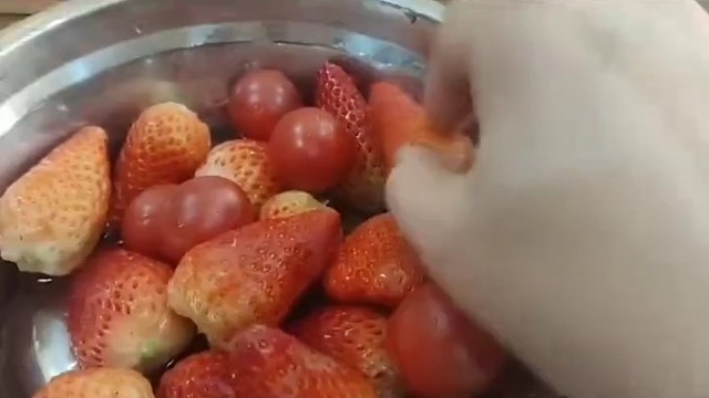 特发性震颤属于功能性疾病，仪器检查不出病因，身体没有器质性的病变，通过表现症状可以判断，在西医中没有