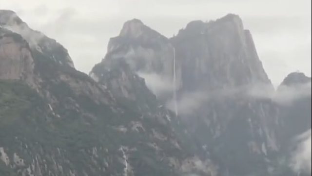 雨后华山出现了一条宛如白练的超长瀑布，和1989年发行的《华山》特种邮票几乎一模一样
