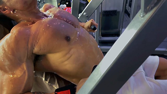 肌肉猛男胸肌训练动作，打造结实好看的胸肌