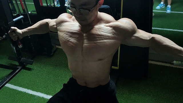 肌肉猛男胸肌训练，拉丝的胸肌太猛了