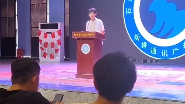 演讲的结束语居然是个表情包！