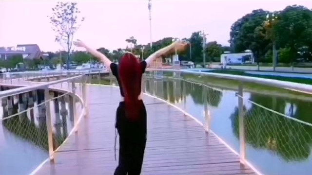 回头看轻舟已过万重山