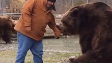 熊拉着饲养员的衣袖不让走。网友：连熊都知道挽留了，比我对象强