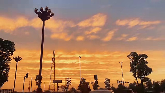 太阳下山了，夜里也有灯打开，你看这世界不坏