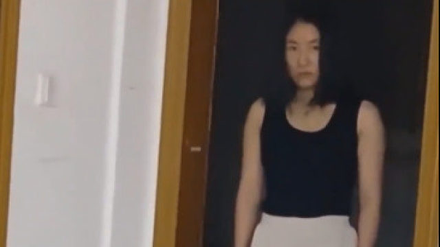 男子半夜趁妻子睡着偷偷“吃独食” 哪知刚准备吃妻子站在门口就那看着他