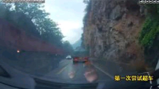 危险！越线超车失败，小车被夹在货车中间