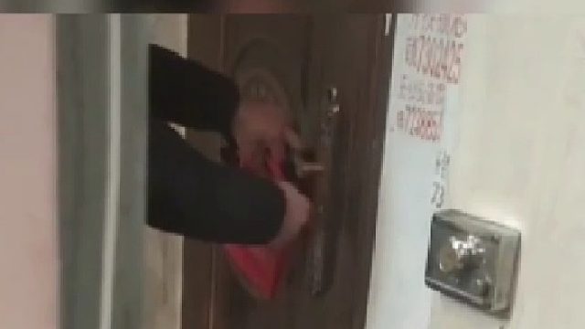 邻居家跑水女子开门看热闹被冲，下一秒想问哪有后悔药！