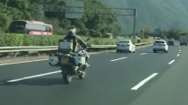 第一次看到摩托上高速，还有点激动