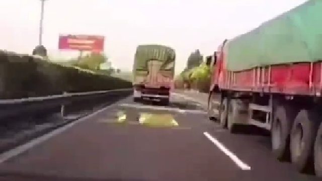 很多新手不知道开高速为啥大车会故意别他