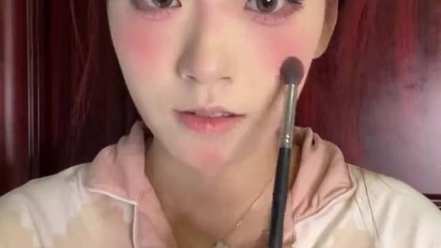 女子是妆前妆后差距。