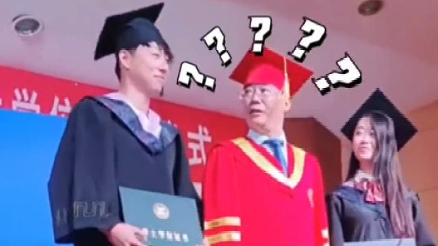 高校学位授予仪式，男孩突然上台，教授秒懂