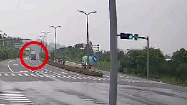 罐装车路口抢灯通行，拦腰“撞飞”半挂车