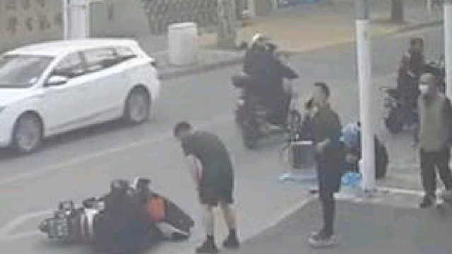 “鬼探头”引发车祸！武警营区门前2辆电动车相撞，官兵迅速救助。