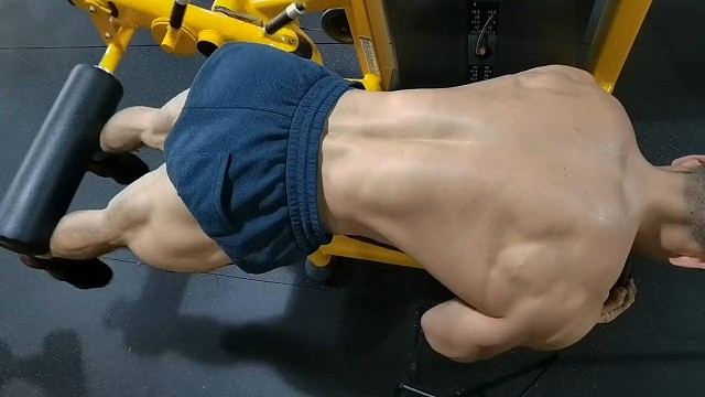 肌肉猛男腿部训练动作