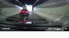 隧道内遇路怒别车，处理方式让你赞赏