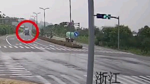 罐装车路口抢灯通行，拦腰“撞飞”半挂车
