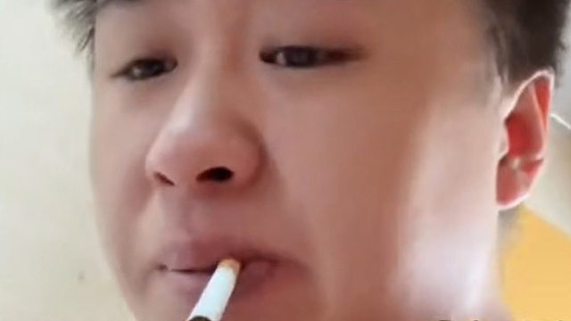 男子去厨房催促女友做饭，下一秒收到“爱的回应”