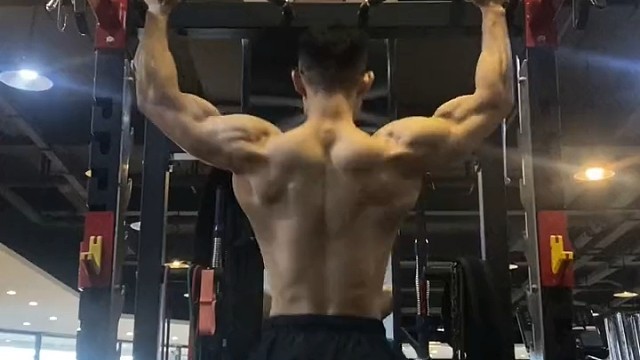 肌肉猛男引体向上背部训练，打造宽大厚实的背阔肌