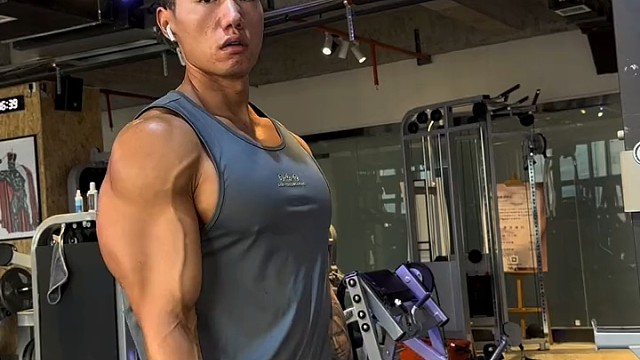 肌肉猛男哑铃练手臂，打造粗壮强劲的男友臂