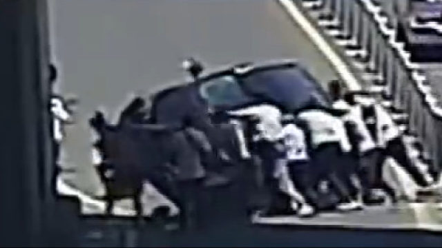 车辆侧翻后30秒来了一群人