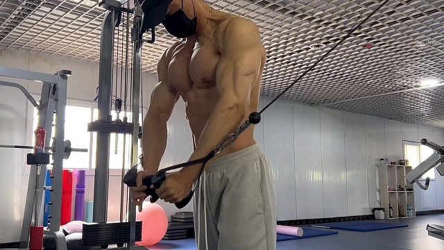 肌肉猛男绳索夹胸训练，打造饱满的大胸肌